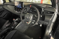 インテリアではホールド性に優れる専用のセミバケットシートや、ウルトラスエード表皮のステアリングホイールが目を引く。リアシートを取り去って2シーターにするなど、軽量化も徹底されている。