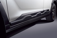 「ウィルダネスエディション」は、傷がつきにくく、傷がついた場合でも目立ちにくい「Deco-Boco Black塗装」を施したドアアンダーガーニッシュを装備している。