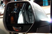 助手席側ドアミラーの下部にあるのが「プリズムアンダーミラー」。ミラーよりも前方(フロントフェンダー周辺)の様子をうかがうことができる。なお、写真ではフロントタイヤ横に置かれたパイロン(赤い物体)が見つけられる。