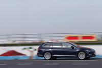 「Rライン」には「パサート」シリーズの中で唯一、減衰力可変ダンパーの「DCC」と電子制御式ディファレンシャルロックの「XDS」が装備される。