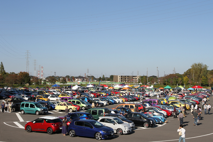 雲ひとつない秋晴れに恵まれた会場。日中は長袖では汗ばむくらい気温も上がった。