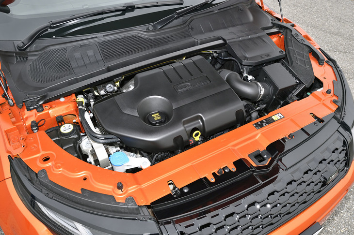 2リッターのディーゼルエンジンは、1750rpmの低回転域で最大トルク430Nmを発生。JC08モードで13.4km/リッターの燃費を記録する。
