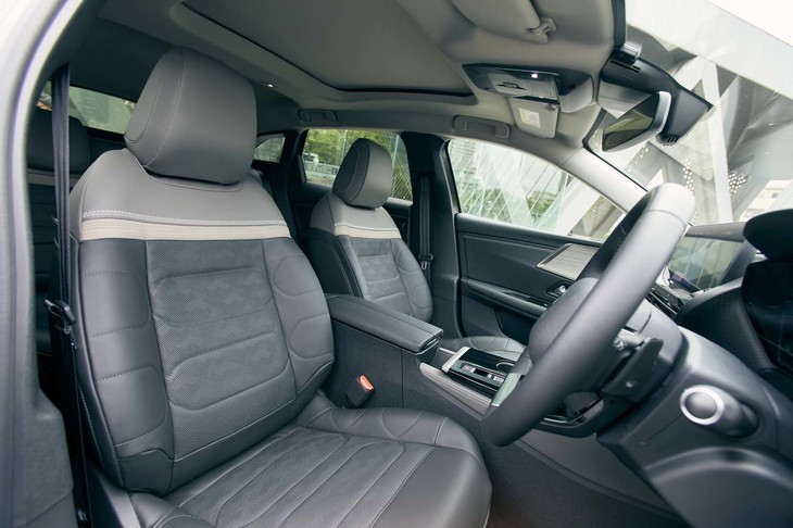 「グリアマゾニトゥ」は「シャイン パック」グレードが採用しているツートーンの内装色とコーディネートされている。