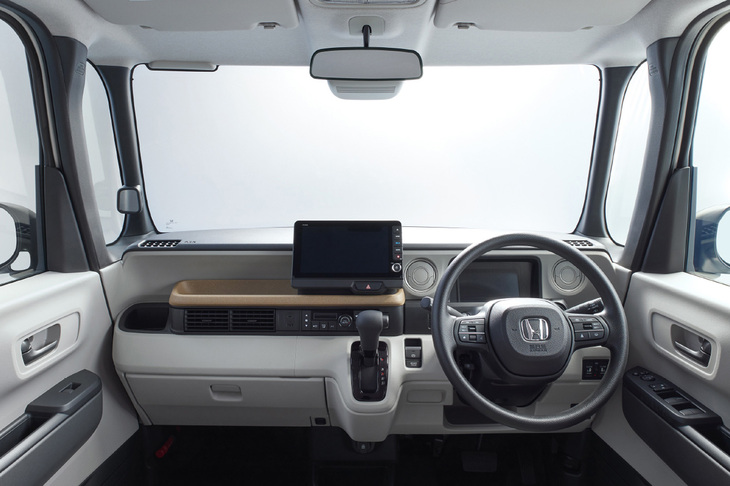 インストゥルメントパネルまわりでは、この視界のよさが最大の特徴。より低く、フラットなデザインとなったインストゥルメントパネルにより、従来型よりさらに見晴らしがよくなった。