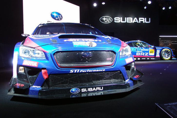 スバルブースのステージ上に飾られた、「WRX STI NBR CHALLENGE 2016」(手前)と「BRZ GT300 2016」(奥)。