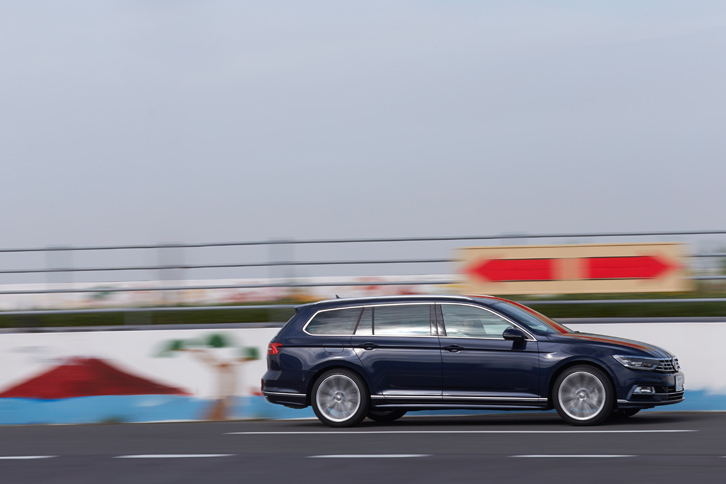 「Rライン」には「パサート」シリーズの中で唯一、減衰力可変ダンパーの「DCC」と電子制御式ディファレンシャルロックの「XDS」が装備される。