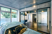 ガレージの奥には、水まわりと洗濯機置き場、さらにその先にはバス、トイレ、サウナが備わる。