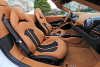 大きく寝かされたAピラーやキャビン後方のバットレスにより、オープン時の解放感は「そこそこ」という程度。ただ非常な高性能スポーツカーなので、このくらい包まれ感があるほうがリラックスして運転できるかもしれない。