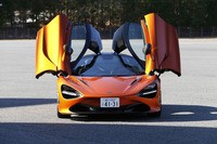 従来モデルと同様に、跳ね上げ式のドアを持つ「720S」。左右を開閉した際の全幅は2809mm(+879mm)、全高は1953mm(+757mm)と公表される。(カッコ内はクローズ時との差)