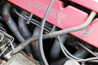 わが「バイパー」のサビサビのヘダース。このクルマは排気系が改造されていて、スポーツキャタライザーが入っていたらしい。今回の車検対応でセンターパイプが細くなったので、まったく無意味になってしまったわけだが。