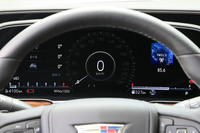 液晶メーターは高精細で視認性も良好。夜間運転時の周辺認知を支援する暗視システム「ナイトビジョン」の映像もここに表示される。