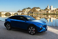 2025年初夏に発表されたアルピーヌのBEV第2弾モデル「A390」。「ブランドのDNAを継承し、『A110』のような爽快なドライブフィールに加えて実用性も備えたスポーツファストバックモデル」とアピールされる。2025年5月に、日本への正式導入がアナウンスされた。