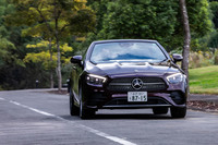 「E300カブリオレ スポーツ」には、エアスプリングに電子制御ダンパーが組み合わされる「エアボディーコントロールサスペンション」が標準装備される。