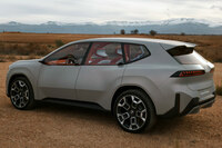 「コンセプト ノイエクラッセX」のリアクオータービュー。サイドを見るとドアパネルのかなり低い位置にピークがある反面、その前後ではフェンダーが高く張り出しており、前後のピークはそれと同レベルの高い位置にある。見る角度や箇所によって、ピークの位置がチグハグなのだ。