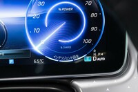 回生ブレーキの設定は「普通回生」「強化回生」「インテリジェント回生」の全3種類で、ステアリングパドルで選べる。インテリジェント回生は前走車の状態に合わせて自動で回生の強弱を変更してくれる便利な機能だ。