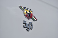 ボディーの両サイドに「ABARTH」と「595」を組み合わせたエンブレムが装着されている。