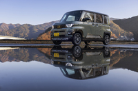 今回の試乗車は「三菱デリカミニTプレミアム DELIMARUパッケージ」の4WDモデル。車両本体価格が290万7300円にも達する、新型の最上級グレードだ。