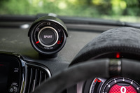 ダッシュボード上部に過給圧計を配置。「スポーツ」モード選択時(写真)には、メーターの中心に「SPORT」の文字が表示される。