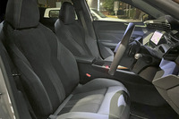 電動調整機構とヒーターが標準で備わる「GT」グレードのフロントシート。なんと、私が大好きなマッサージ機能が働く「マルチポイントランバーサポート」も組み込まれている。こんなにオシャレさんなのに「そろそろお腰をもみましょうか」と、気配りも万全だ。