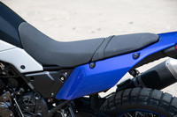 車体に張り付けられたような意匠のフラットシート。ライディングポジションの自由度の高さや、足つき性の向上に寄与しているが、座り心地は硬い。