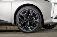 205/55R19という大径かつナローなタイヤを履く。きれいな星型スポークホイールの名称は「LIMA(リマ)」。