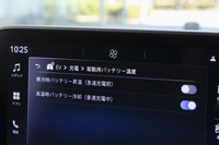 BEVとしての基本性能もしっかりつくり込まれている「eビターラ」。バッテリーはFinDreams Battery製のリン酸鉄リチウム電池で、容量は「X」が49kWh、「Z」が61kWh。バッテリーを温めて急速充電の“入り”をよくする、プレコンディショニング機能も搭載される。