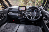 インテリアの基本デザインは、「eKスペース/eKクロス スペース」に準じたもので、水平基調のインストゥルメントパネルが採用される。