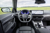 「B4 GTグランクーペ」のコックピット。アルピナの慣例に従って、個別のシリアルナンバーを記載する製造番号プレートがセンターコンソールに取り付けられている。