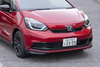 「ブラックスタイル」はブラックのアクセントパーツで上質感を磨き上げたという特別仕様車だ。フロントまわりではグリルとロアスカートがブラック仕上げとなる。