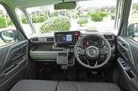 インテリアはカーキグリーンとオレンジステッチでアウトドアギアのようなイメージに。ドアパネルの上部にも小物入れを用意するなど、収納の多さが際立つ。(写真=webCG)