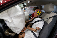 前席にふたつ乗せられたダミー人形も無事だった。