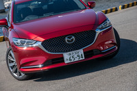 フロントまわりでは、より大胆な意匠となったメッキ装飾と、フィンタイプからメッシュタイプに変更されたグリルが大きな特徴。