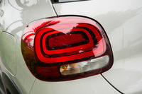 「C3」のリアコンビランプ。同心円状の、奥行きを感じさせる部分はポジションランプで、ブレーキランプは左下の一角のみが光る。