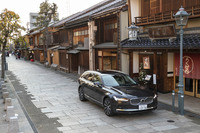 写真は金沢のにし茶屋街でのワンシーン。同地域の狭い路地に入り込んでしまったが、360°ビューカメラの映像を頼りに脱出することができた。