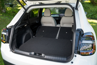 後席の背もたれを倒したところ。フラットではないが実用上は問題のないレベルだ。電動テールゲートにはハンズフリー機能が備わっている。