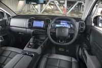 インテリアは濃淡のある2種類のグレーとブラックでコーディネート。車内の空気を自動的に浄化する「エアクオリティーシステム」を標準装備する。