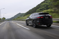 「F-PACE R-DYNAMIC HSE P400e」は、アルミ材を多用したプラットフォーム「プレミアム・ライトウェイト・アーキテクチャー(PLA)」に、2リッター直4ターボを核としたプラグインハイブリッドシステムを搭載している。