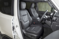 シート表皮は本革で、前席にはヒーターもベンチレーションも搭載。着座位置は相当に高く、身長170cm台後半のスタッフでもAピラーのハンドルをつかんで乗り込んでいた。