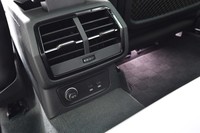 後席用の空調スイッチ。写真下方のUSBコネクターはオプションとして用意される。