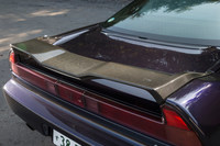 リアに装着されたドライカーボン製のトランクスポイラー。「NSX」の誕生20周年に際しては、このスポイラーに加えて5段階の減衰力調整機構付きスポーツサスペンションも販売された。