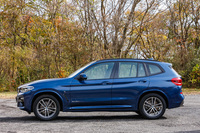 なだらかなルーフラインと2本のキャラクターラインが特徴的なサイドビュー。新たに追加されたエア・ブリーザーにより、空気抵抗上のメリットが得られるだけでなく、デザイン面でもアクティブさが強調されている。