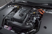 静粛性に優れる2.5リッターのハイブリッドシステム。WLTCモードで20.0km/リッターという優れた燃費もセリングポイントである。