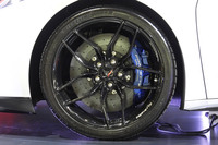 エクステリアでは10スポークグロスブラック鍛造アルミホイールやブルーのブレーキキャリパーも、「Z06サントリーニエディション」の特徴となる。