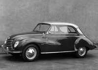 1953年「DKW 3=6」。2ストロークの896cc 3気筒エンジンで前輪を駆動。これは2ドアセダンだが、4ドアセダンや2ドアコンバーチブル、3ドアワゴンなどもあった。