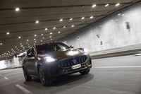 「グレカーレGT」の走行シーン。530PSのトップモデル「トロフェオ」の0-100km/h加速タイム3.8秒、最高速2280km/hというパフォーマンスに対し、こちらは同5.6秒、同240km/hとなる。