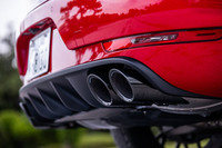 「スポーツデザインパッケージ」を標準装備する「マカンGTS」のリアセクション。ディフューザーや4本出しのテールパイプなどは、他の「GTS」モデルにも共通するブラック仕上げで統一されている。