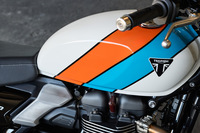 軽快感を重視して燃料タンクはスリム化。シートやサイドパネルの形状も見直され、より一体感のある意匠となった。