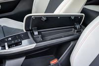 運転席と助手席の間に配置された片持ちのセンターアームレスト兼小物入れは、左ハンドル仕様のアイテムがそのまま流用される。運転席側にふたのヒンジが並ぶため、助手席側に開口する。