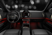 「MINIカントリーマン シャドーエディション」のインストゥルメントパネル。ダッシュボードやドアトリムがブラックで統一される。