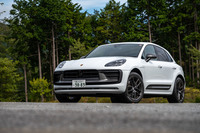 各部がダーク調のカラーでコーディネートされたエクステリアも「マカンT」の特徴。フロントグリルは全面が「アゲートグレーメタリック」で、ドアミラーやサイドブレード、ルーフスポイラー、リアのロゴなどにもこの色を採用。スポーツテールパイプとサイドウィンドウトリムは「ハイグロスブラック」となっている。